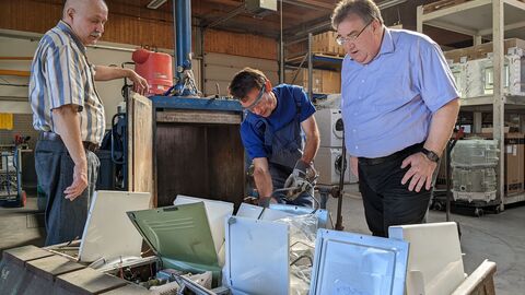 Regierungspräsident Mark Weinmeister besichtigt die RU Recycling- und Umweltdienst GmbH in Borken