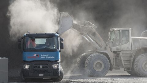 staubende Baufahrzeuge