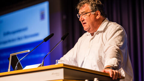 Regierungspräsident Mark Weinmeister am Rednerpult.