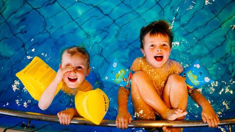 Kinder im Schwimmbad