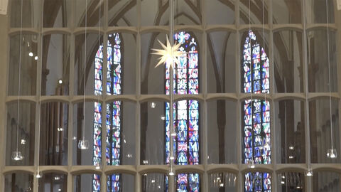 Kirchenfenster mit leuchtendem Stern.