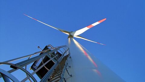 Windkraft Windkraftanlage von unten nach oben fotografiert.