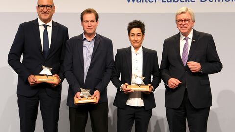 Walter-Lübcke-Demokratie-Preis Gruppenfoto der Geehrte mit Ministerpräsident a. D. Volker Bouffier.