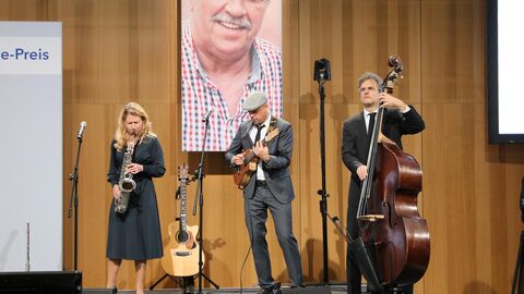 Walter-Lübcke-Demokratie-Preis Eine Musikerin und zwei Musiker.