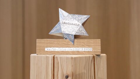 Walter-Lübcke-Demokratie-Preis Der Preis. Holzsockel mit einem Stern aus Metall. Angelehnt an die Geschichte "der kleine Prinz".