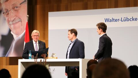 Walter-Lübcke-Demokratie-Preis Ministerprädident a. D. Volker Bouffier mit einem Preisträger.