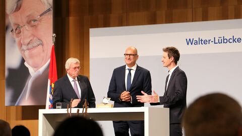 Walter-Lübcke-Demokratie-Preis Ministerprädident a. D. Volker Bouffier mit einem Preisträger.