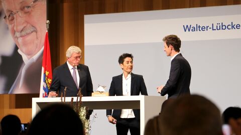 Walter-Lübcke-Demokratie-Preis Ministerprädident a. D. Volker Bouffier mit der Preisträgerin Dunja Hayali.