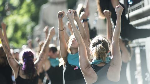 Schutz von Frauen vor Gewalt Frauen demonstrieren mit erhobenen Fäusten