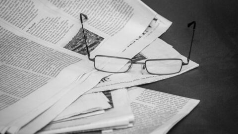 Zeitungen mit Brille