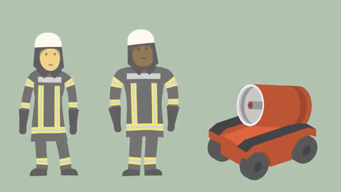 Zwei Feuerwehrleute + Einsatzfahrzeug