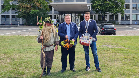Brombeermann, Bürgermeister von Wanfried unf Regierungspräsident Mark Weinmeister vor dem Regierungspräsidium Kassel.