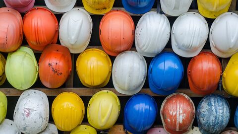 Baustellensicherheit Bauarbeiter Helme in verschiedenen Farben