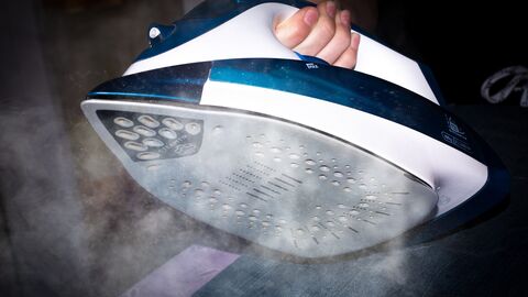 Produktsicherheit Ein dampfendes Bügeleisen