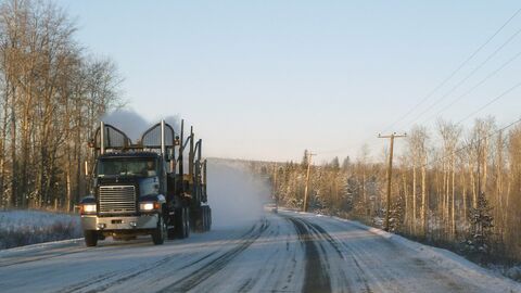 Lkw auf Autobahn im Schnee
