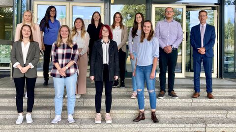 Die neuen Auszubildenden des RP Kassel vor dem Haupteingang. 