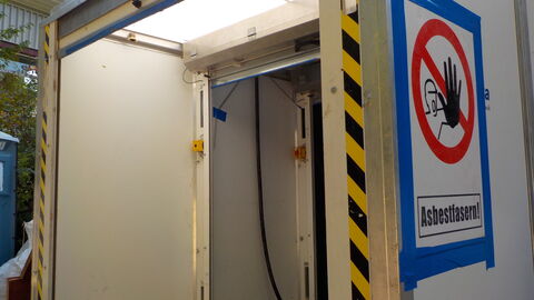 rotes Warnschild mit Schrift Asbestfasern