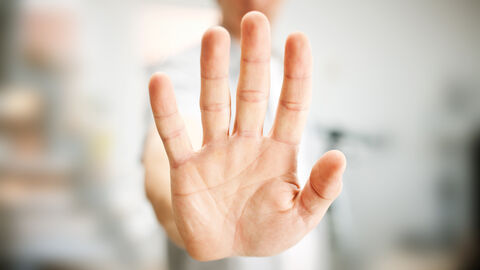 Gefahrenabwehr Stopp - abwehrende Handbewegung