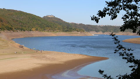 Archivbild aus 2020: Niedriger Wasserstand am Edersee mit Blick auf Schloß Waldeck
