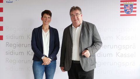 Kathrin Weis, Leiterin Politik und Kommunikation (Unfallkassen Hessen) und Mark Weinmeister, Regierungspräsident Kathrin Weis, Leiterin Politik und Kommunikation (Unfallkassen Hessen) und Mark Weinmeister, Regierungspräsident