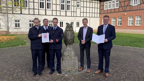 Regierungsvizepräsident Dr. Wachter und Bürgermeister Degenhardt sowie Feuerwehrleute.