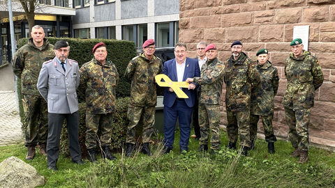 Regierungspräsident Mark Weinmeister mit der gelben Schleife.
