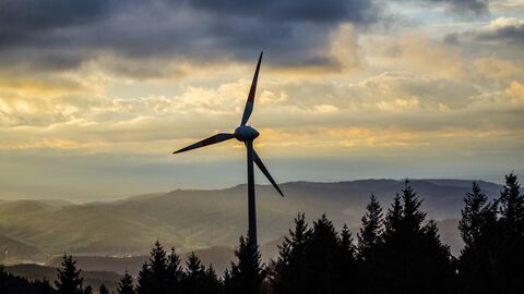 Windrad im Abendhimmel