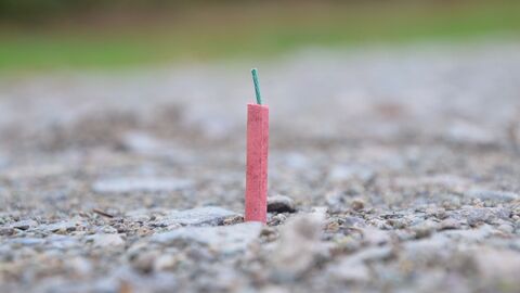 Ein Silversterknaller im Asphalt. 