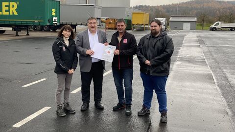 RP Weinmeister und Beteiligte bei der Urkundenübergabe