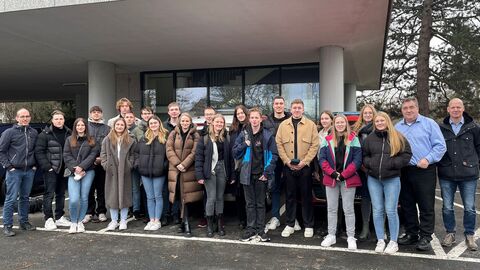 Schulklasse gemeinsam mit RP Mark Weinmeister vor dem RP-Gebäude