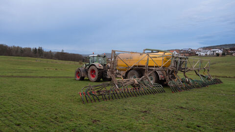 Traktor auf einem Feld, der düngt.