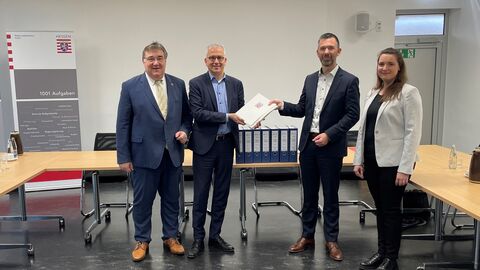 RP Weinmeister, Minister Al Wazir, Geschäftsführer Tim Meyerjürgens