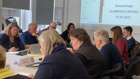 RP Mitarbeiter sitzend an einem Konferenztisch bei der ersten Stabsrahmenübung