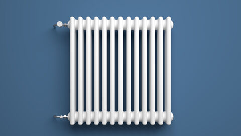 Heizkörper vor einer blauen Wand.