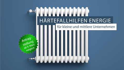 Heizkörper vor blauer Wand mit Schriftzug.