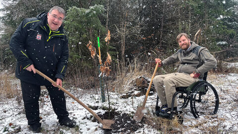 RP Weinmeister pflanzt mit dem Präsidenten des Hessischen Waldbesitzerverbandes, Carl Anton Prinz zu Waldeck, in Bad Arolsen einen Baum