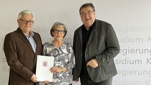 Stiftung zur Förderung des Tierschutzes Übergabe der Anerkennungsurkunde für Stiftungsgründer Armin und Jutta Kleinwächter