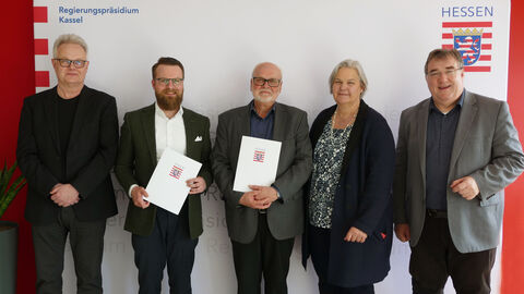 Peter M. Seibert und Dr. Jan F. Hellwig mit Regierungspräsident Mark Weinmeister sowie der Abteilungsleiterin und dem Dezernatsleiter.