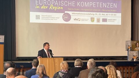 RP Mark Weinmeister am Rednerpult vor Publikum