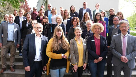 Alle Teilnehmenden auf einer Treppe.