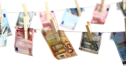 Geldscheine an einer Wäscheleine aufgehangen.