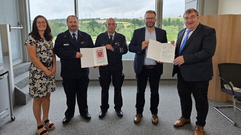 Regierungspräsident Weinmeister übergibt Förderbescheid