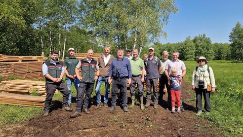 Regierungspräsident Mark Weinmeister (vorne, Mitte) sowie weitere Verantwortliche von RP Kassel, HessenForst, der Hessischen Verwaltung des UNESCO-Biosphärenreservats Rhön, der Stadt Gersfeld und des NABU haben sich über die Arbeiten des Bergwaldprojekts im Roten Moor informiert.