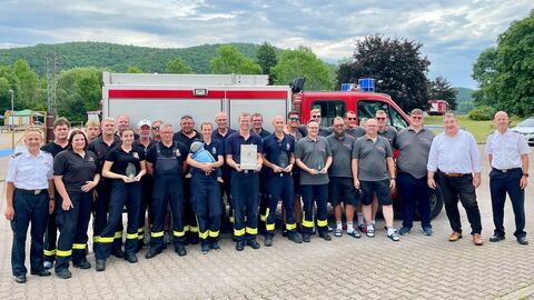 Gruppenfoto vor einem Feuerwehrauto