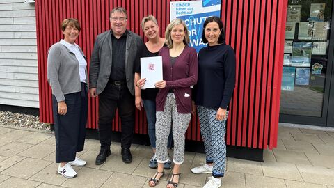 RP Weinmeister übergibt den Bescheid.