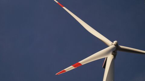 Windpark - blauer Himmel 