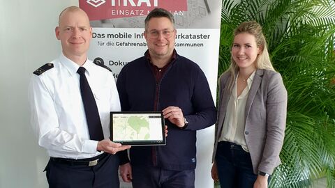 Gruppenbild mit digitaler Karte