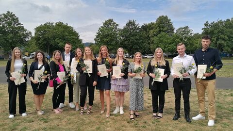 Absolventinnen und Absolventen des Regierungspräsidiums Kassel