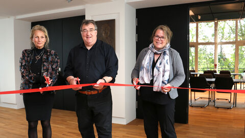 Regierungspräsident Mark Weinmeister und Pia Schubert-Neukäter, (Landesbetrieb Bau und Immobilien Hessen, LBIH) schnitten zusammen mit der Architektin Anna Plomer das symbolische Absperrband durch 