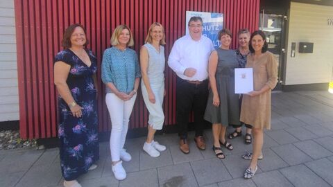 Land fördert das Ehrenamt Regierungspräsident Mark Weinmeister übergibt Förderbescheid über 1.400 Euro an den Kinderschutzbund OV Kassel